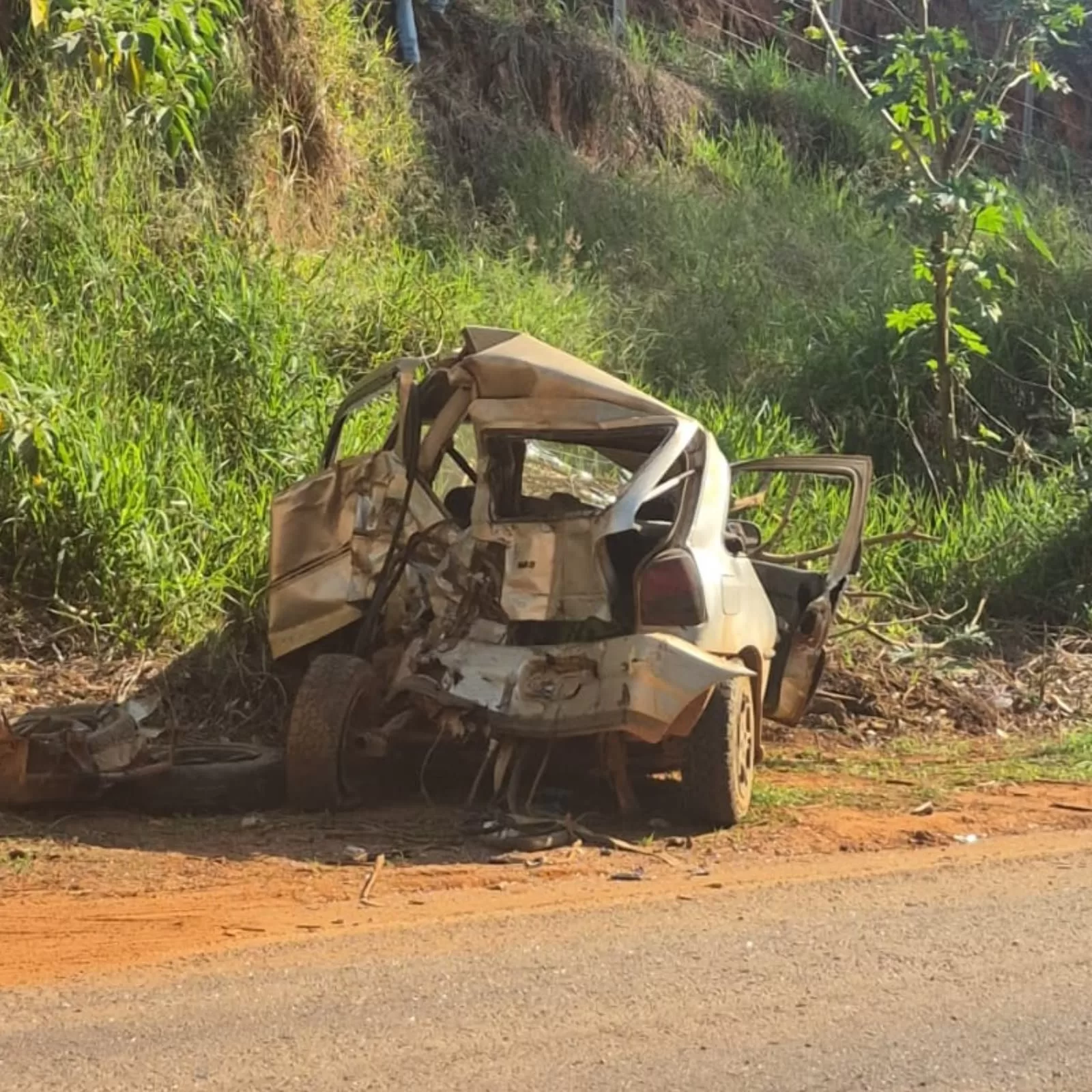 Acidente em rodovia de Alfenas deixa motorista ferido e provoca vazamento de 80 litros de diesel