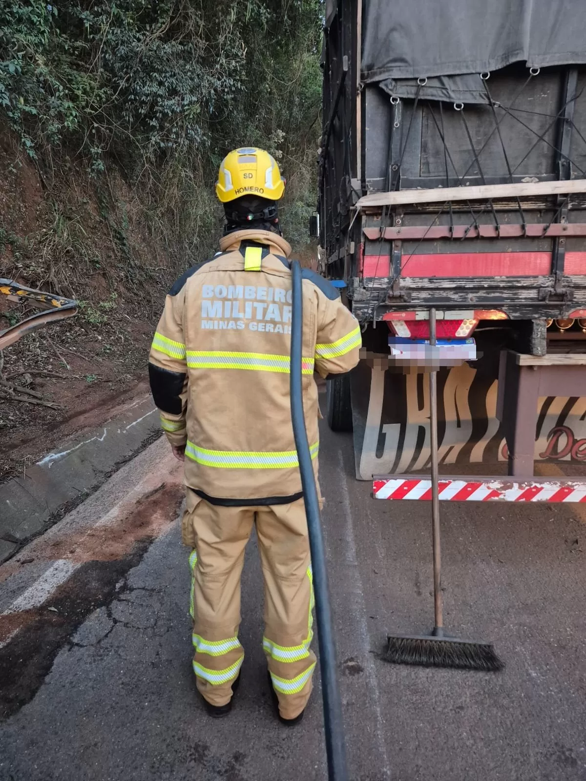 Acidente em rodovia de Alfenas deixa motorista ferido e provoca vazamento de 80 litros de diesel