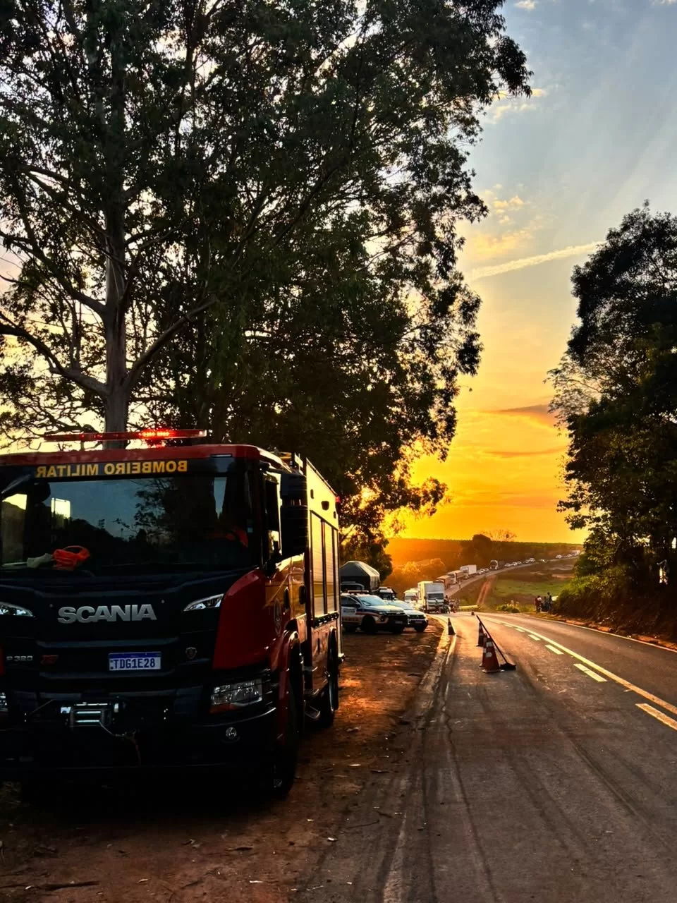 Acidente em rodovia de Alfenas deixa motorista ferido e provoca vazamento de 80 litros de diesel
