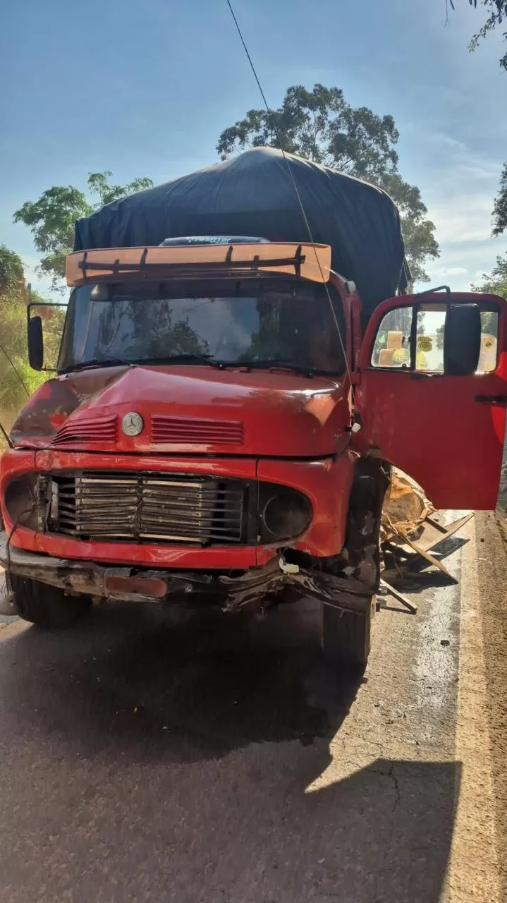Acidente em rodovia de Alfenas deixa motorista ferido e provoca vazamento de 80 litros de diesel