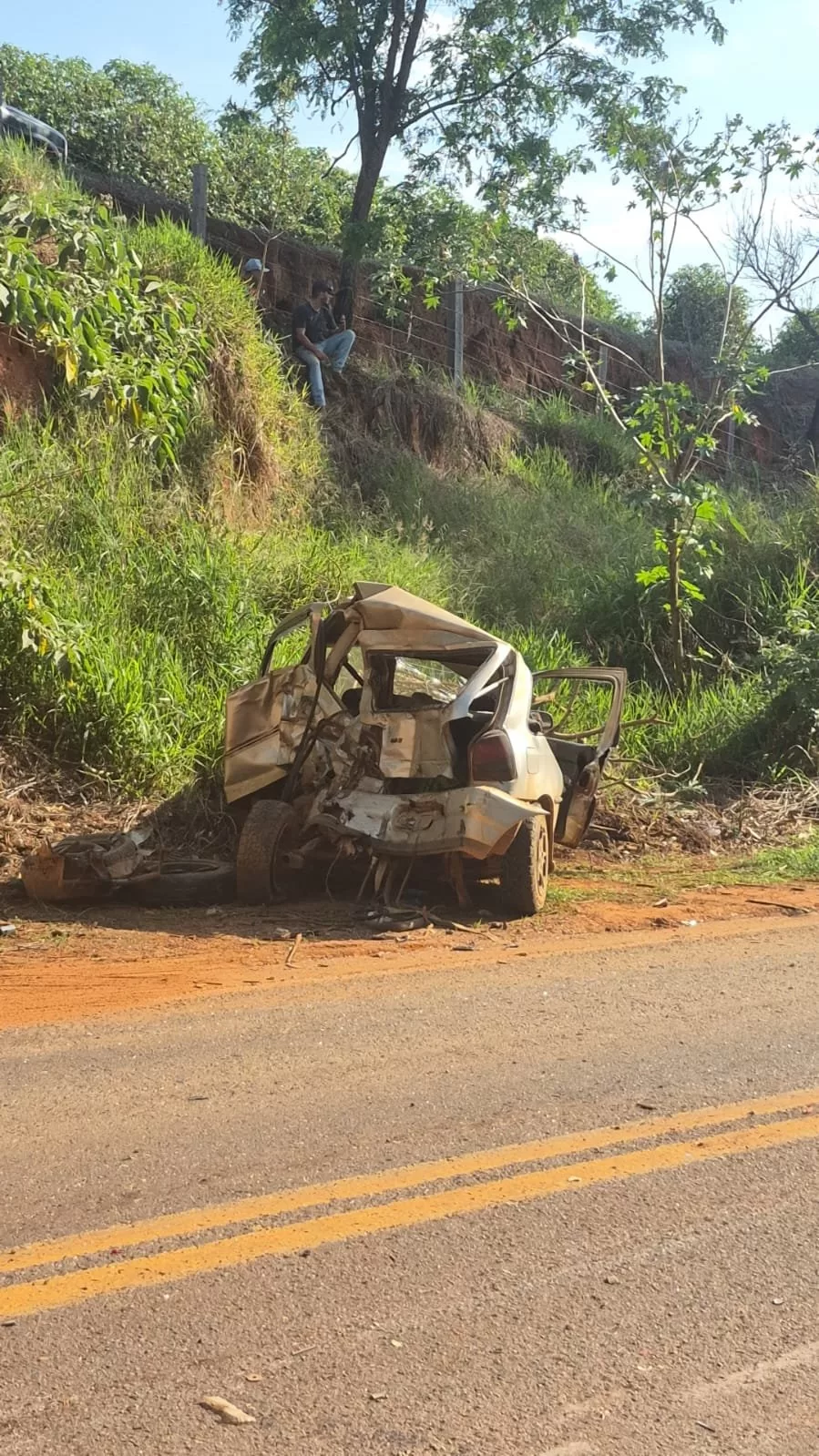 Acidente em rodovia de Alfenas deixa motorista ferido e provoca vazamento de 80 litros de diesel
