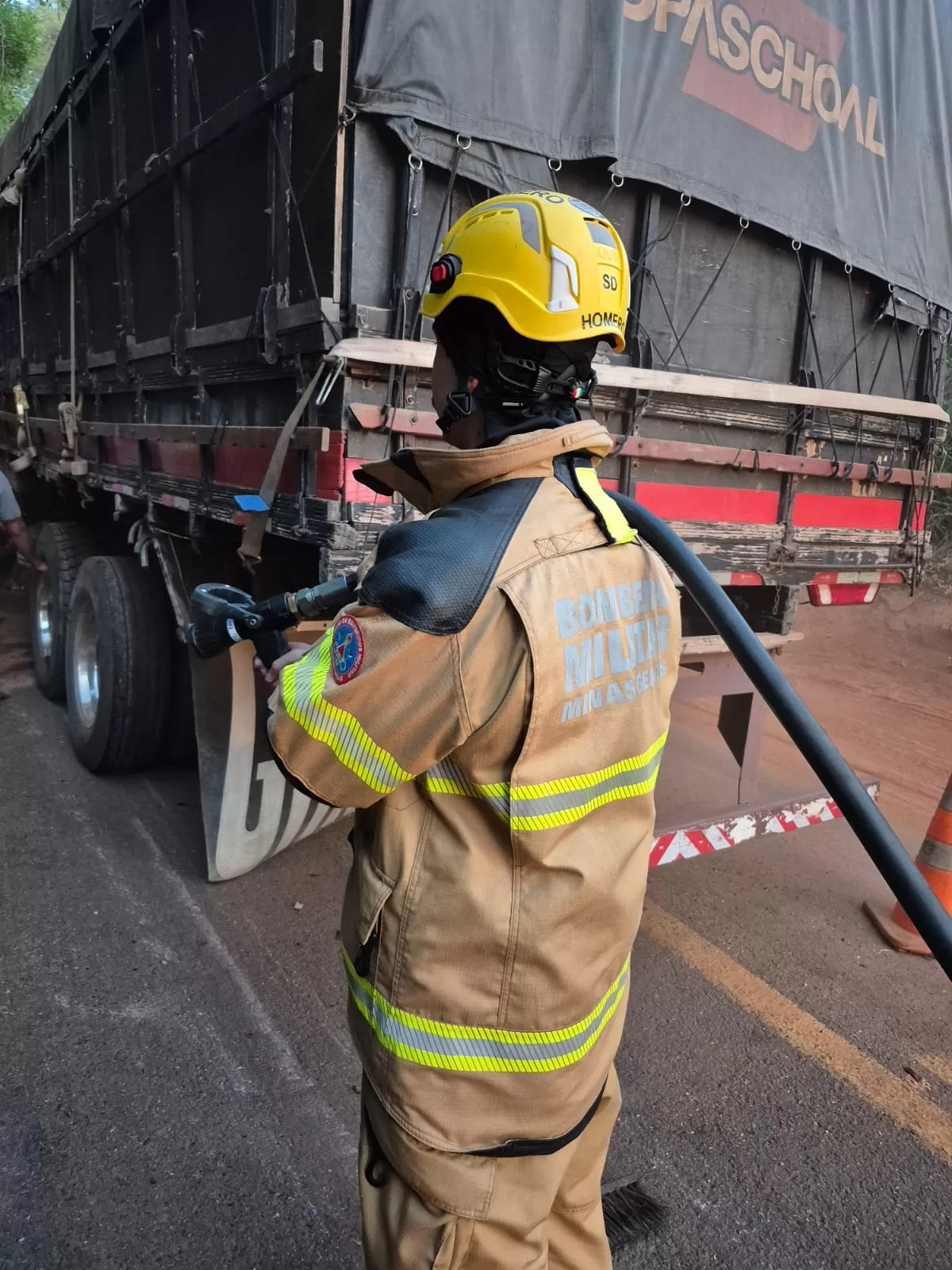 Acidente em rodovia de Alfenas deixa motorista ferido e provoca vazamento de 80 litros de diesel