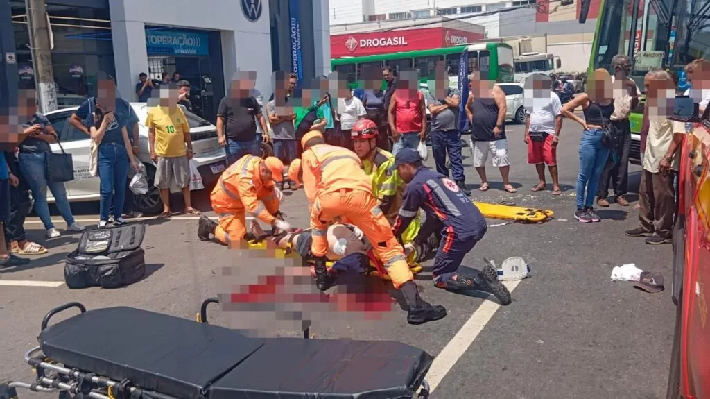 Idoso fica gravemente ferido após ser atropelado por ônibus no Centro de Alfenas