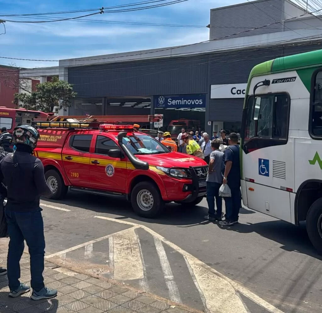 Idoso fica gravemente ferido após ser atropelado por ônibus no Centro de Alfenas