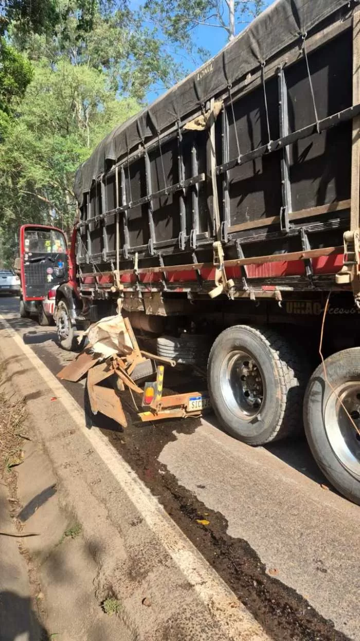 Acidente entre caminhão e carro deixa motorista ferido em rodovia de Alfenas