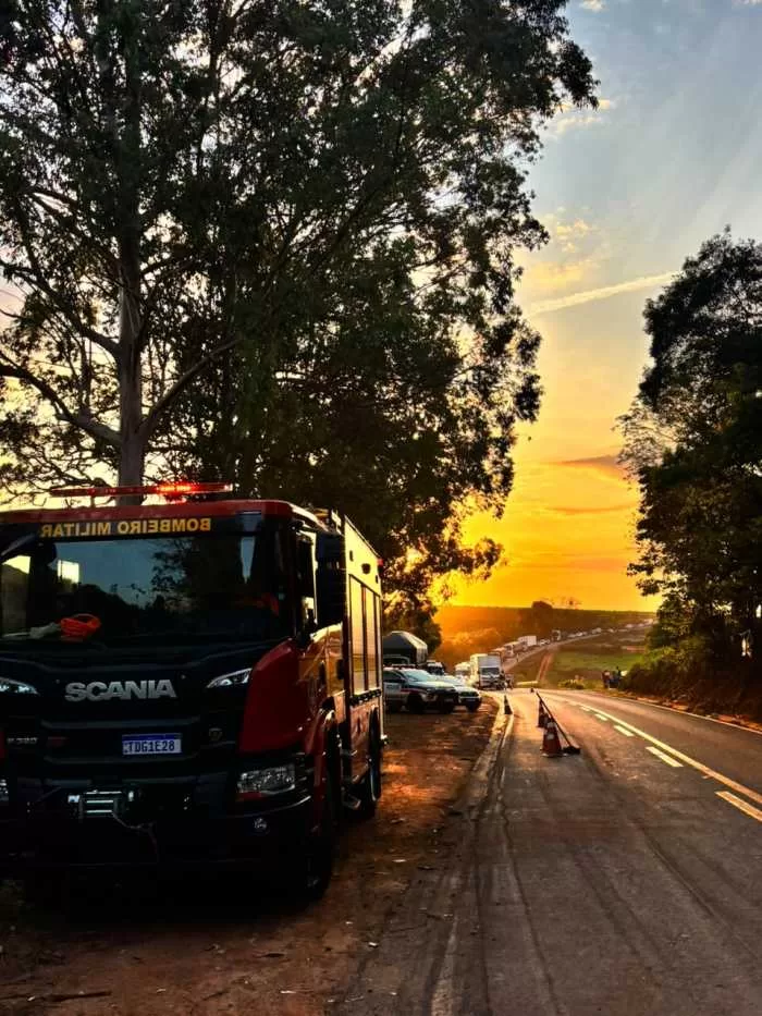 Acidente entre caminhão e carro deixa motorista ferido em rodovia de Alfenas