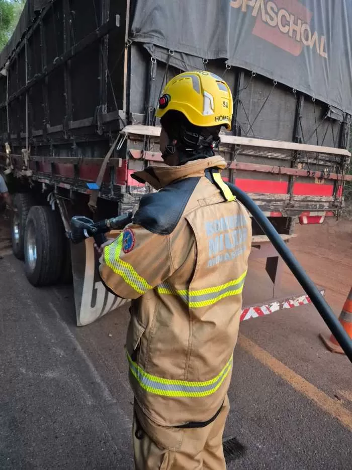 Acidente entre caminhão e carro deixa motorista ferido em rodovia de Alfenas