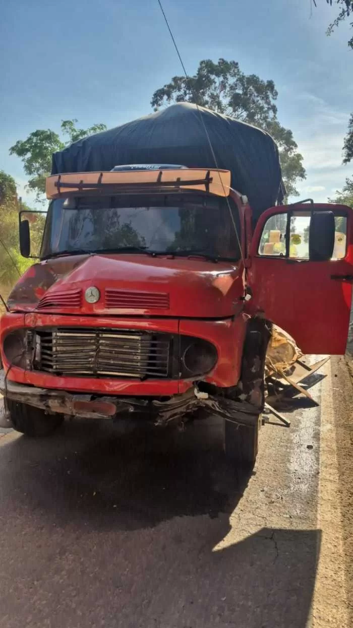 Acidente entre caminhão e carro deixa motorista ferido em rodovia de Alfenas