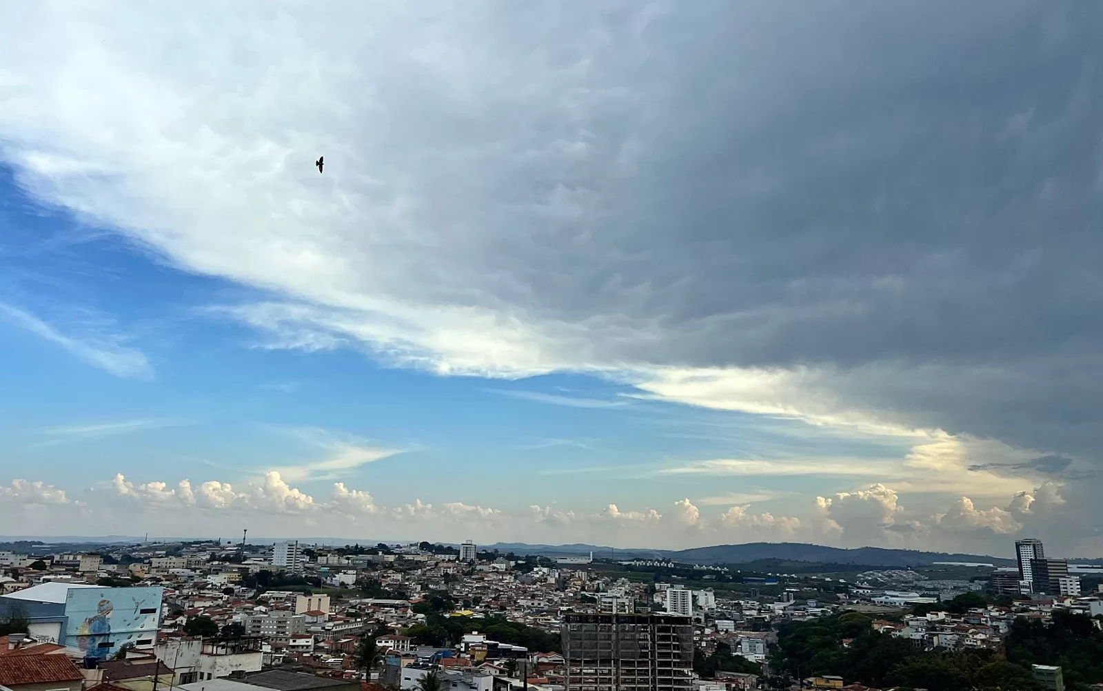 Calor chega a 32°C em Alfenas e frente fria deve mudar o tempo na quarta-feira