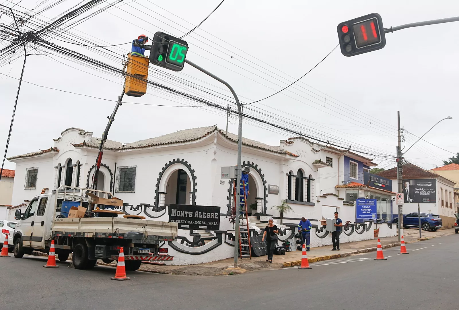 Alfenas substitui semáforos em cruzamentos da Rua Presidente Artur Bernardes