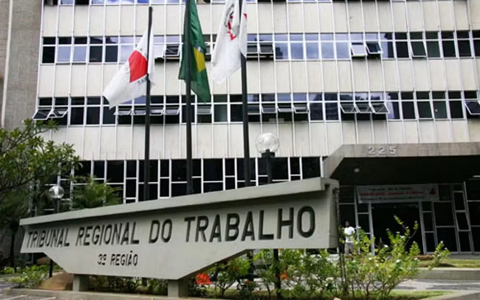 Justiça condena instituição de ensino em Alfenas por demissão de trabalhador perto da aposentadoria