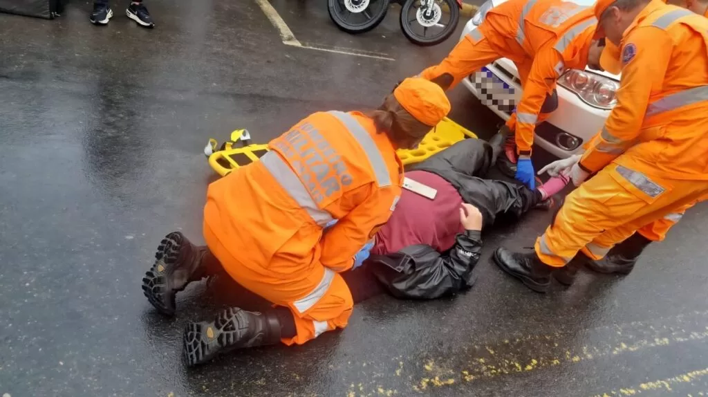 Motociclista de 20 anos fica ferida após colisão com carro em Alfenas