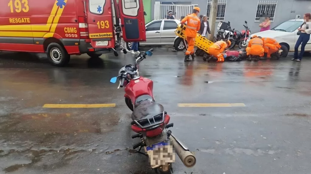 Motociclista de 20 anos fica ferida após colisão com carro em Alfenas