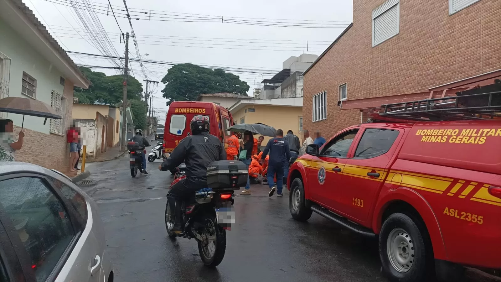 MOTOCICLISTA É ARREMESSADO APÓS COLISÃO COM CARRO EM ALFENAS