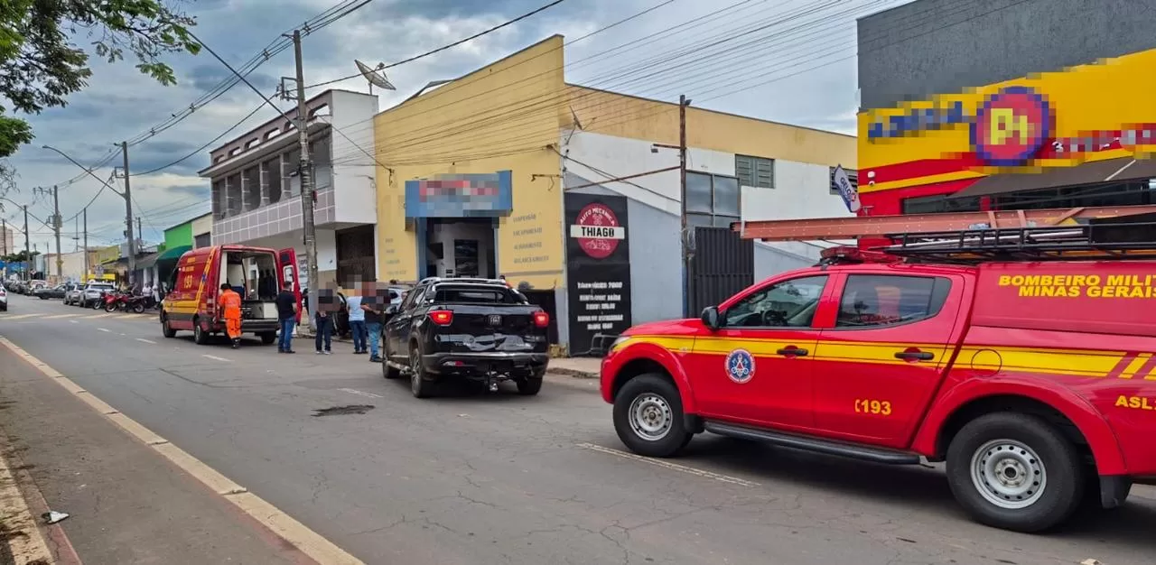 Motorista fica ferida após colisão entre dois veículos e batida contra poste em Alfenas