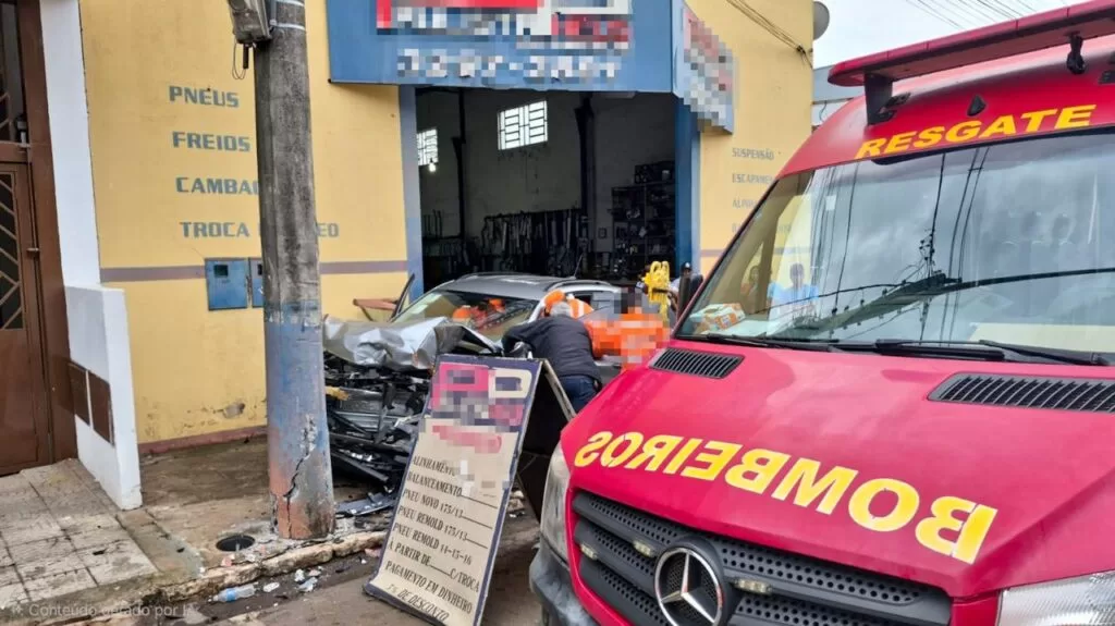 Motorista fica ferida após colisão entre dois veículos e batida contra poste em Alfenas