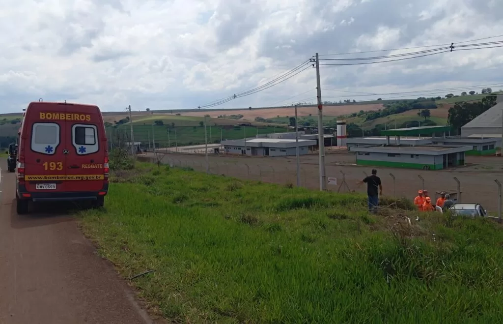 Motorista de 67 anos fica ferido após carro cair em ribanceira na MGC-491, em Alfenas
