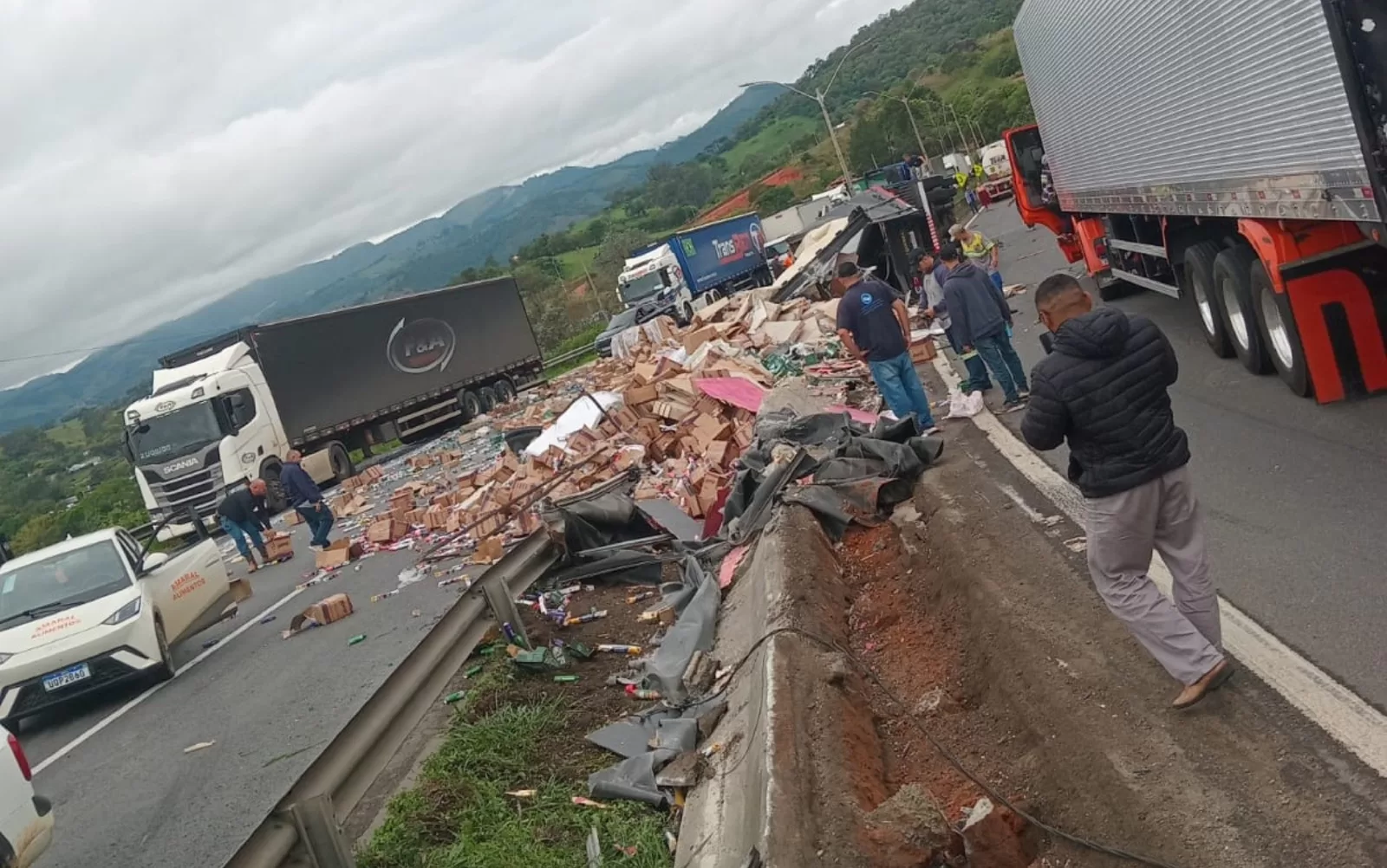 Carreta com cosméticos tomba na Fernão Dias e idoso fica ferido em acidente perto de Alfenas