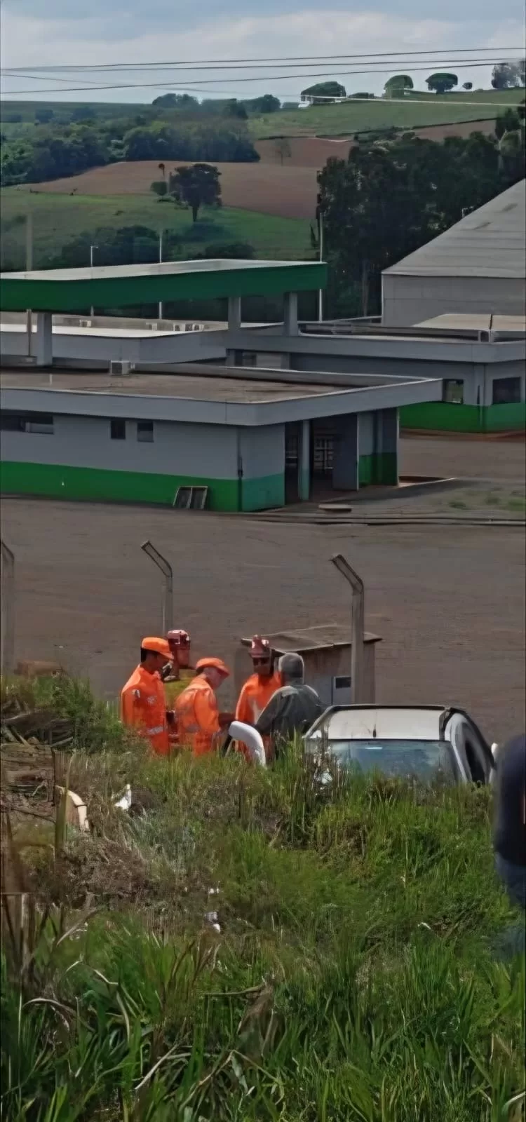Motorista de 67 anos fica ferido após carro cair em ribanceira na MGC-491, em Alfenas