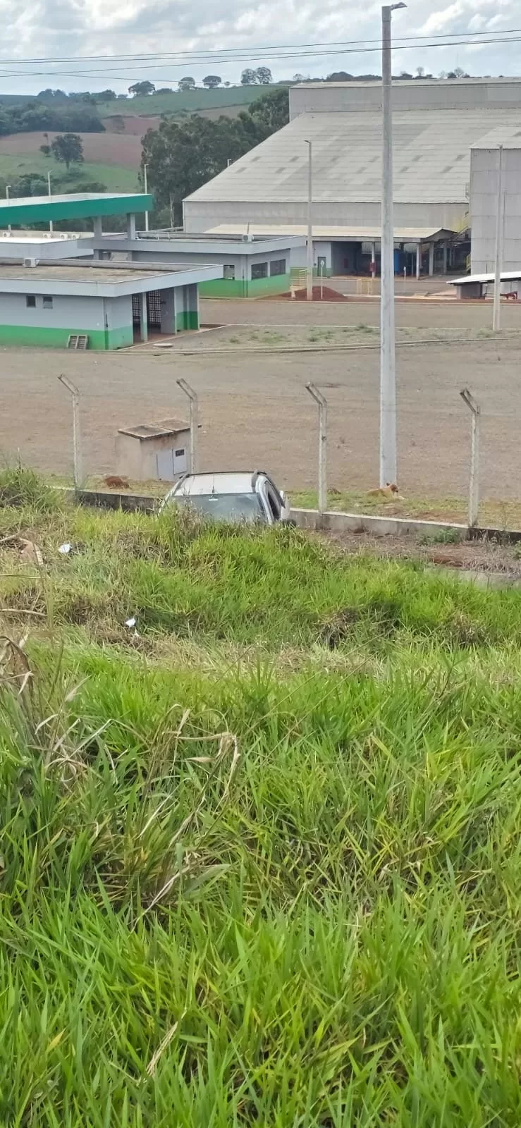 Motorista de 67 anos fica ferido após carro cair em ribanceira na MGC-491, em Alfenas