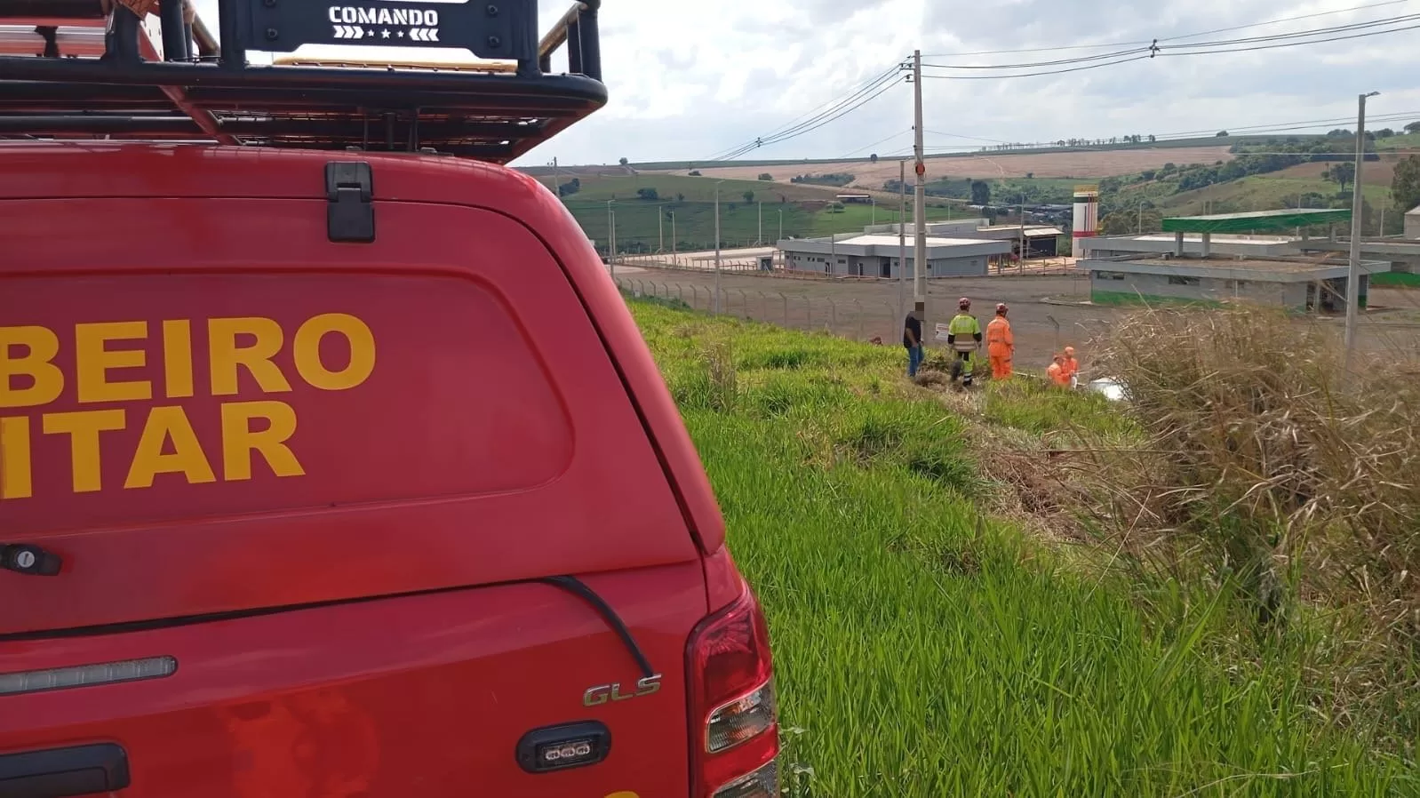 Motorista de 67 anos fica ferido após carro cair em ribanceira na MGC-491, em Alfenas