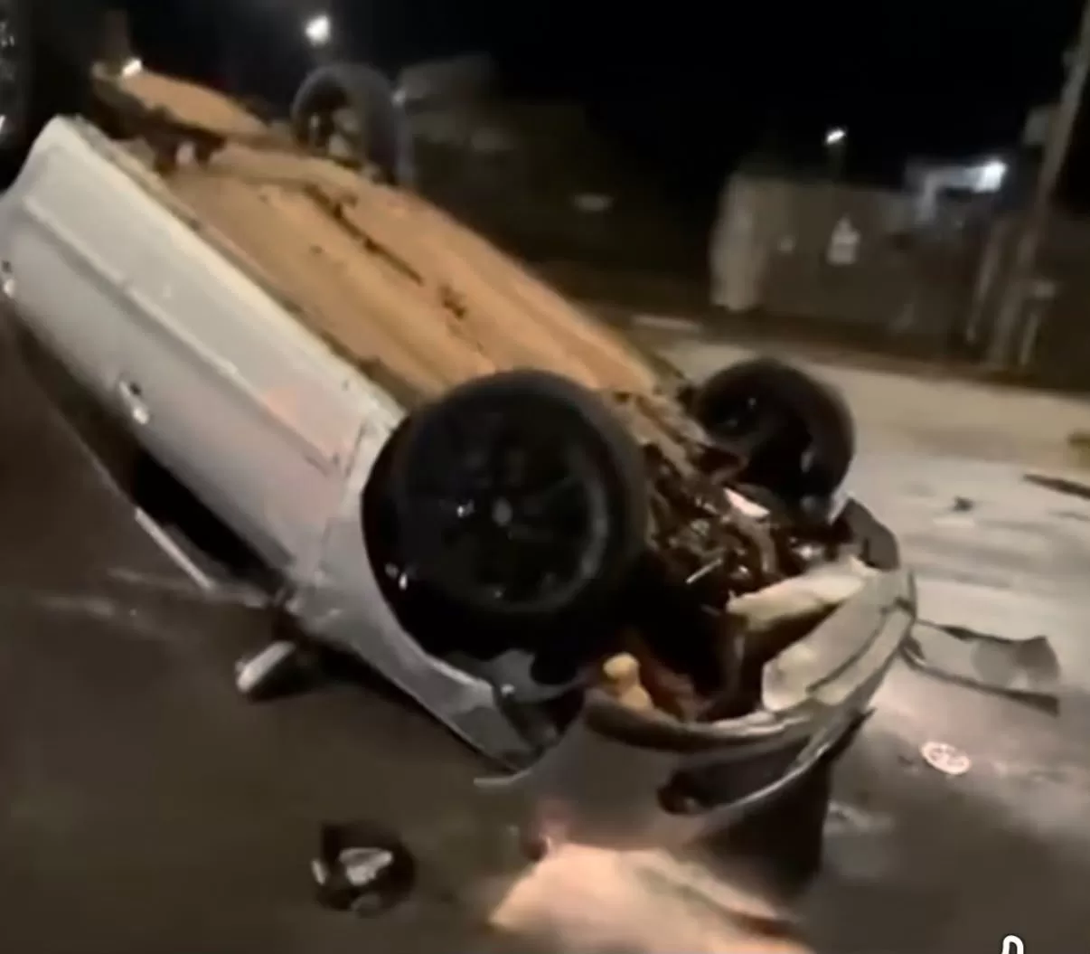 Colisão entre dois veículos deixa carro capotado na Avenida Benjamin Constant, em Alfenas