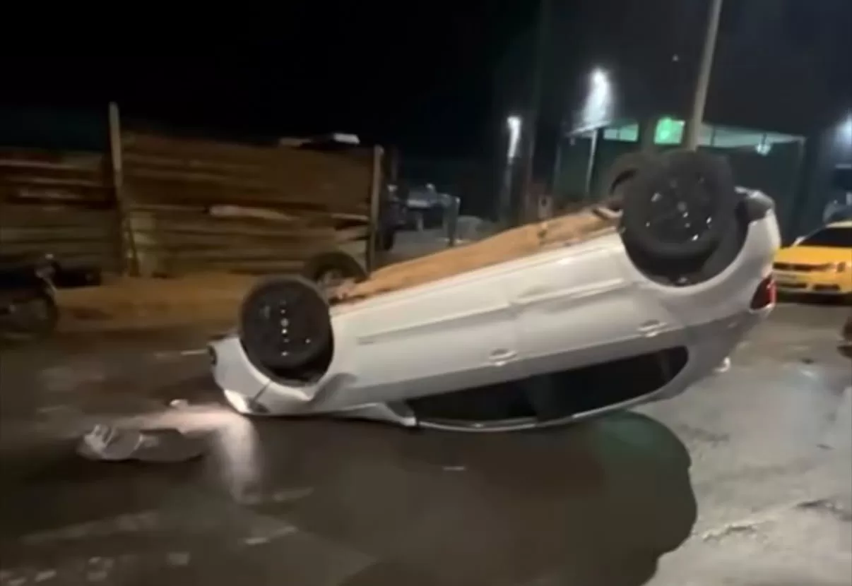Colisão entre dois veículos deixa carro capotado na Avenida Benjamin Constant, em Alfenas