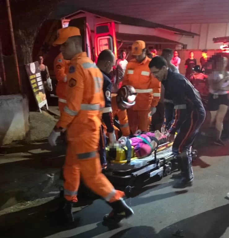 Motociclista fica ferido após colisão com carro em avenida de Alfenas