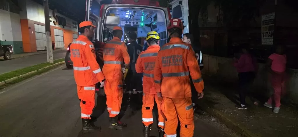 Motociclista fica ferido após colisão com carro em avenida de Alfenas