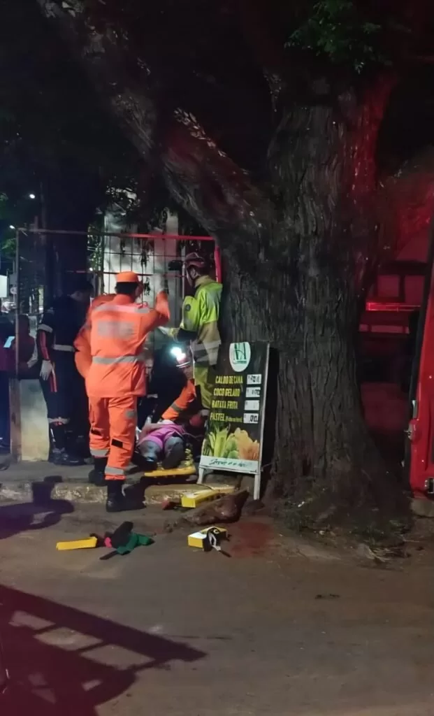 Motociclista fica ferido após colisão com carro em avenida de Alfenas