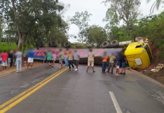 Carreta carregada de cerveja tombada entre Areado e Alfenas causa interdição na rodovia