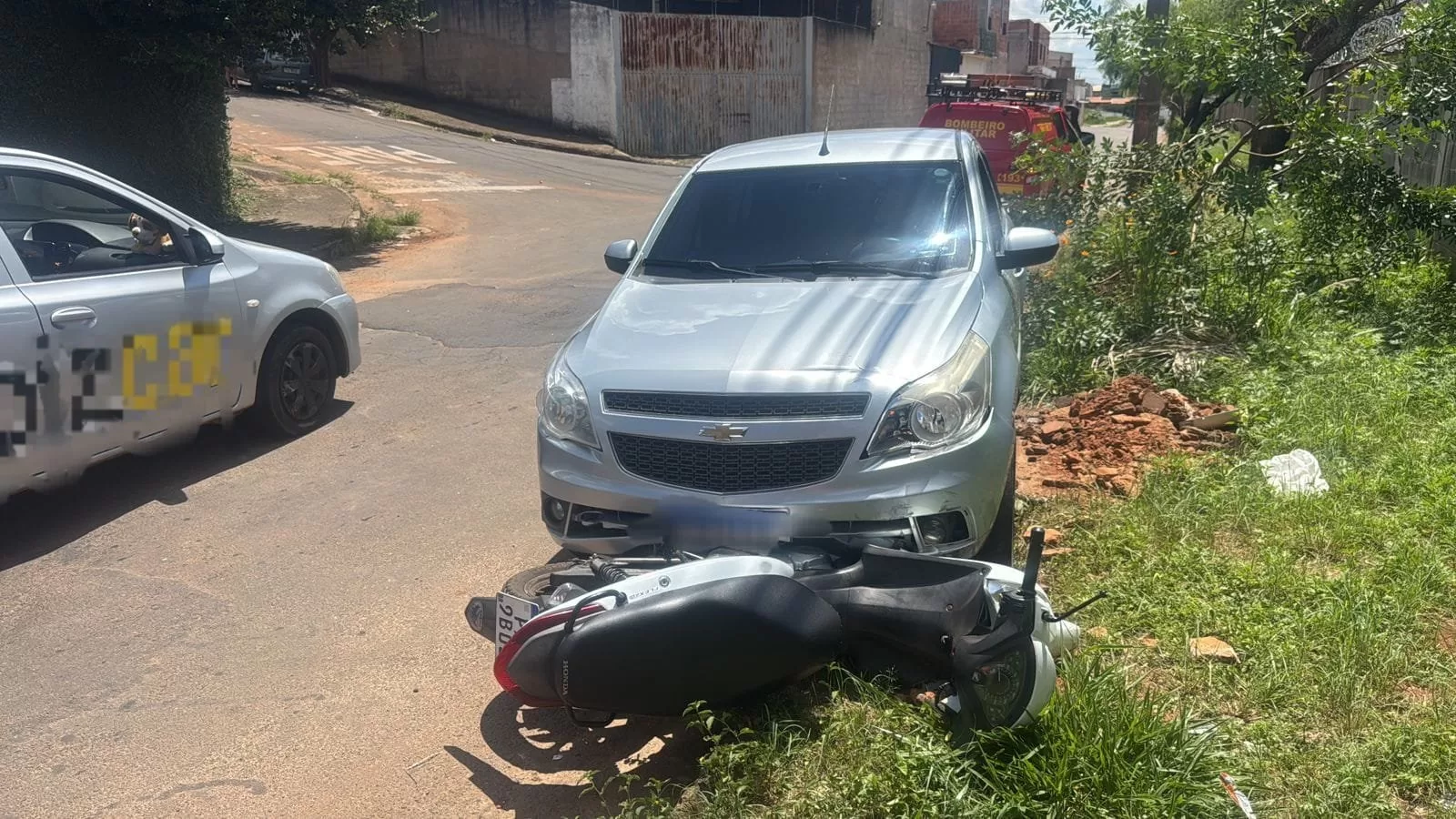 Colisão entre Carro e Moto em Alfenas Resulta em Mulher Ferida