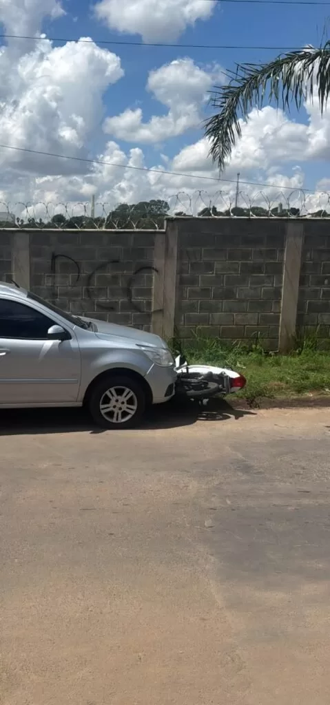 Colisão entre Carro e Moto em Alfenas Resulta em Mulher Ferida
