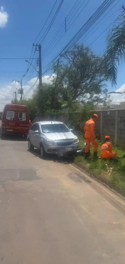 Colisão entre Carro e Moto em Alfenas Resulta em Mulher Ferida
