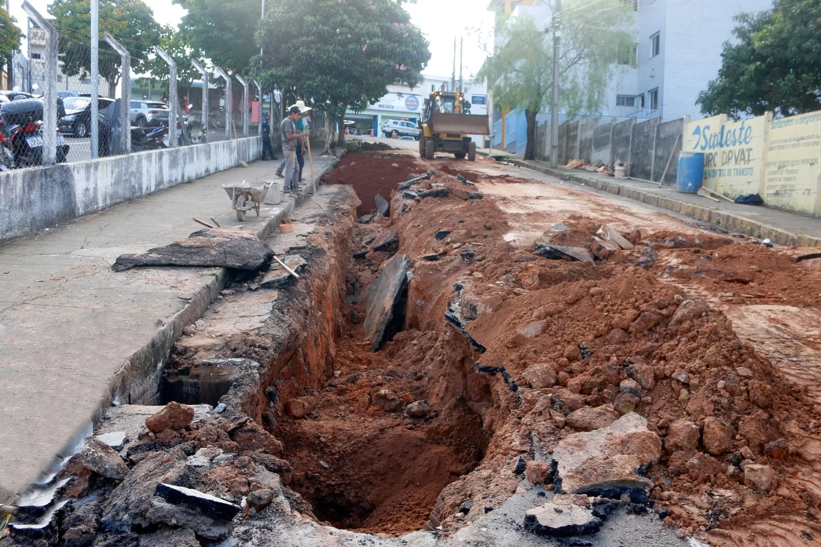 Prefeitura de Alfenas substitui manilhas danificadas na Rua Geraldo Freitas da Costa