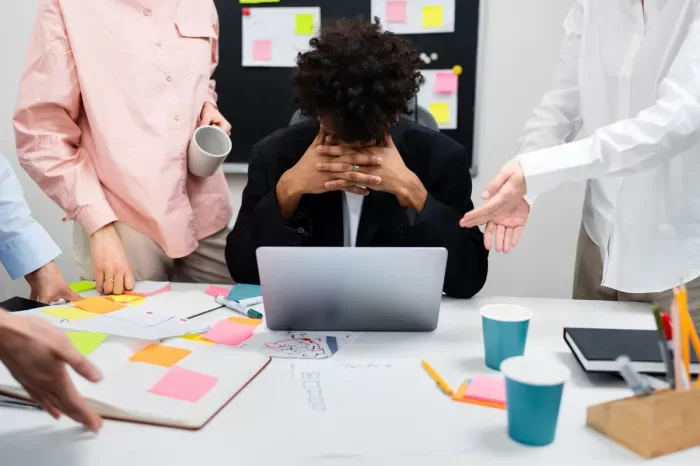 Escalas de trabalho desequilibradas aumentam risco de adoecimento mental, dizem especialistas