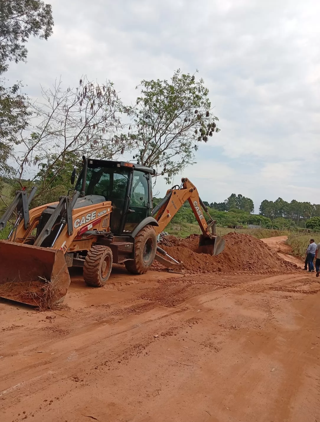 Alfenas inicia obra de drenagem na estrada da Volta da Ferradura