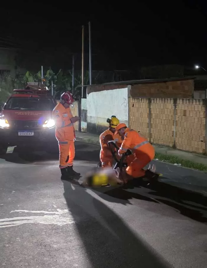 Motociclista fica ferida após queda na Avenida Benjamin Constant, em Alfenas