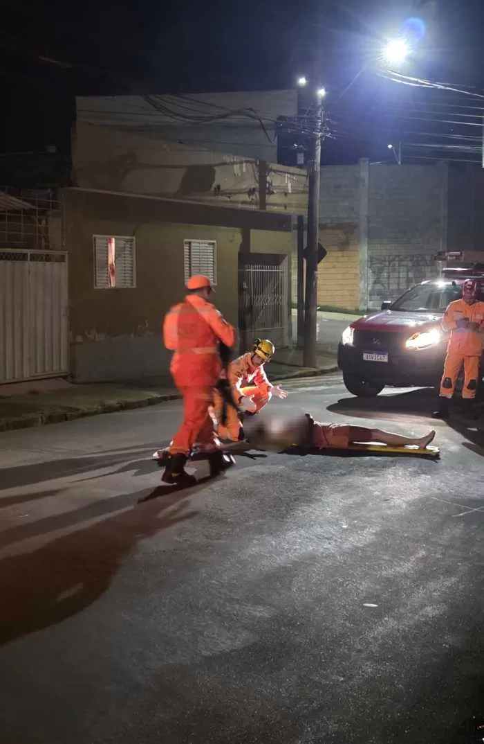 Motociclista fica ferida após queda na Avenida Benjamin Constant, em Alfenas