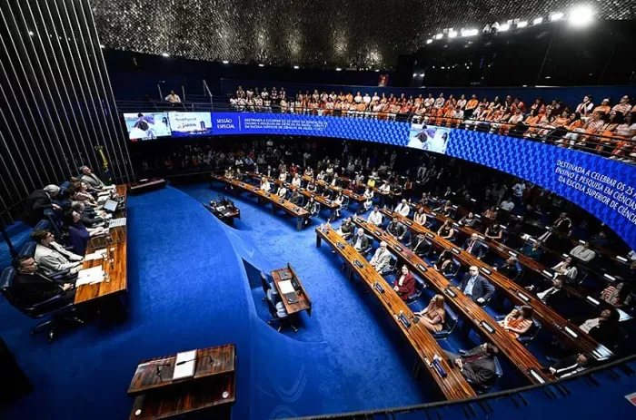 Senado homenageia 25 anos da Fepecs e destaca formação de profissionais para o SUS