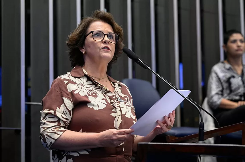 A diretora substituta da Escola Superior de Ciências da Saúde, Cláudia Regina Zaramella, em pronunciamento - Foto: Carlos Moura/Agência Senado