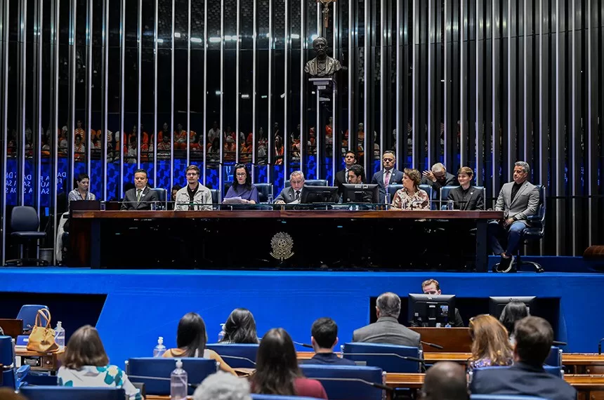 O senador Izalci (ao centro), que propôs a homenagem, conduziu a sessão - Foto: Geraldo Magela/Agência Senado