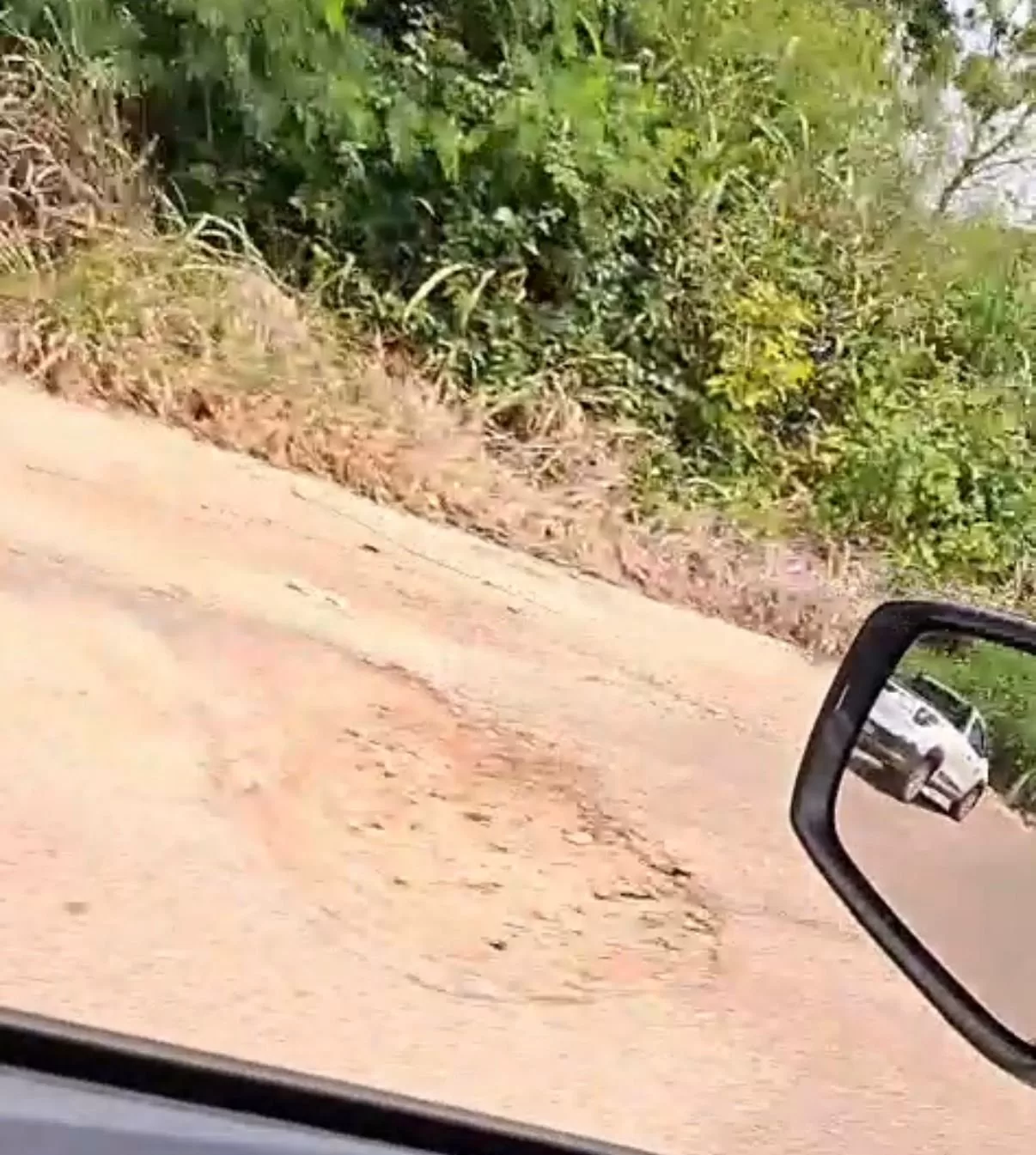 Moradores de bairros de Alfenas denunciam buracos, lixo e abandono nas ruas