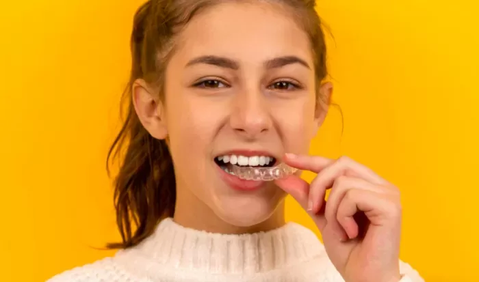 Alinhador invisível usa planejamento digital para corrigir posição dos dentes