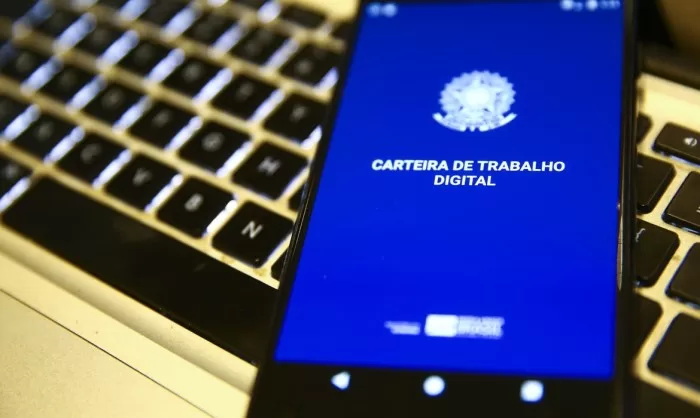 Desemprego cai para 5,3% e atinge menor taxa para trimestre até agosto desde 2012