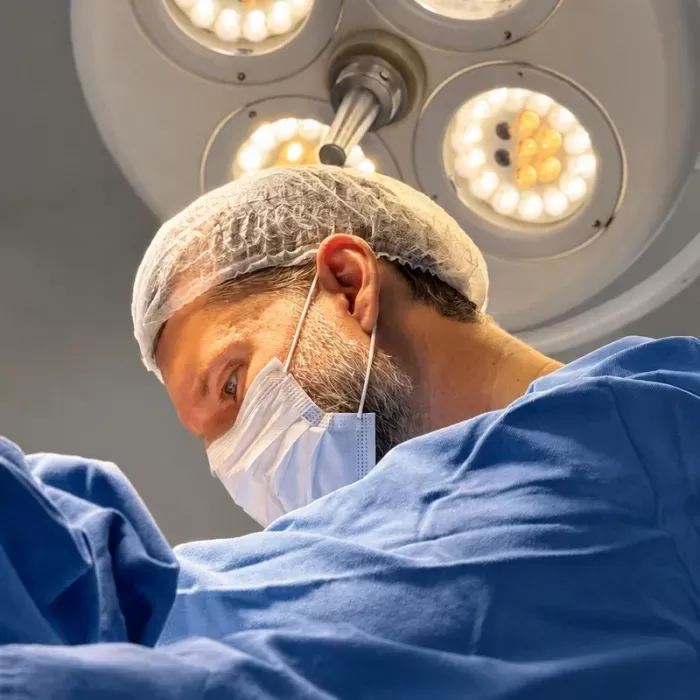 Deep plane facelift reposiciona estruturas profundas para melhorar contorno do rosto e pescoço